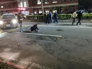 23日晚間,桃園警分局景福派出所門口,遭楊姓男子持槍掃射,警匪雙方駁火場面十分驚險。(圖/翻攝畫面) ▲23日晚間,桃園警分局景福派出所門口,遭楊姓男子持槍掃射,警匪雙方駁火場面十分驚險。(圖/翻攝畫面)