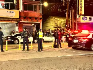23日晚間,桃園警分局景福派出所門口,遭楊姓男子持槍掃射,警匪雙方駁火場面十分驚險。(圖/翻攝畫面) ▲23日晚間,桃園警分局景福派出所門口,遭楊姓男子持槍掃射,警匪雙方駁火場面十分驚險。(圖/翻攝畫面)