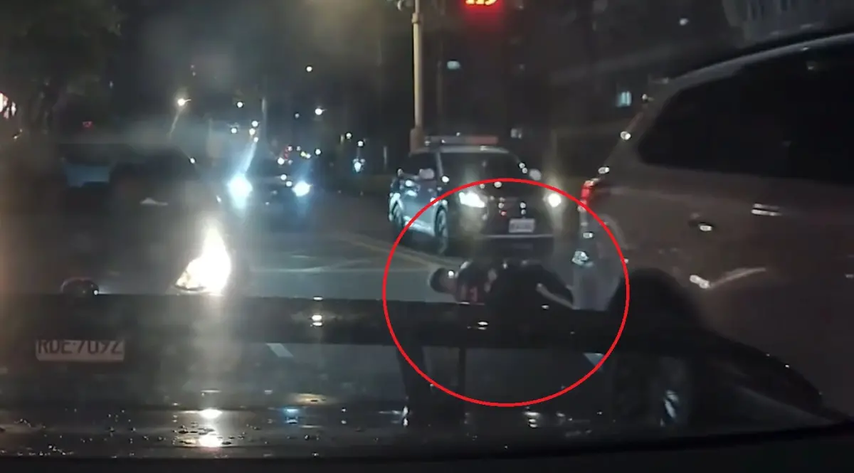 ▲23日晚間，桃園警匪爆發槍戰，其中22歲蔡姓員警左肩中彈，倒下之後仍奮力開槍回擊。（圖／翻攝畫面）