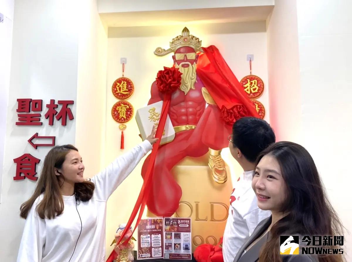 ▲進駐台中一中商圈的聖杯食客，另類財神爺霸氣十足，客人上門無不多看兩眼。（圖／記者金武鳳攝，2024.3.24)