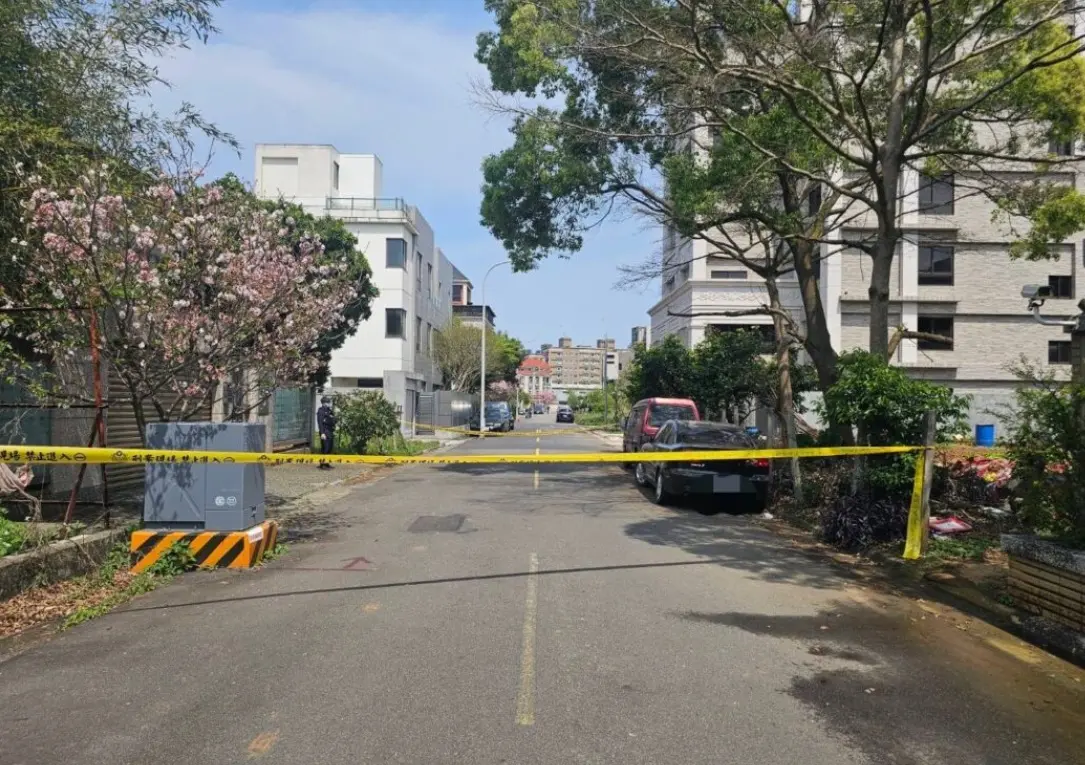 ▲23日上午，新北清潔隊員發現東湖路某空地停放一台小客車，車內有名女子倒臥其中，警消獲報後趕抵，發現徐姓女車主明顯死亡，車內還查獲針筒、海洛因等毒品，詳細死因還需進一步釐清。（圖／翻攝畫面）