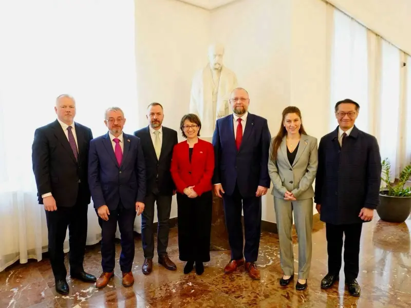 ▲（由左至右）捷克眾議院議員葛拉利榷克（Robert_Kr&aacute;l&iacute;ček）、友台小組主席班達（Marek_Benda）、外委會主席傑尼雪克（Marek_Žen&iacute;&scaron;ek）、蕭副總統當選人、副議長巴托謝克（Jan_Barto&scaron;ek）、議員黛赫（Eva_Decroix）及駐捷克代表處柯良叡大使。（圖／外交部提供）