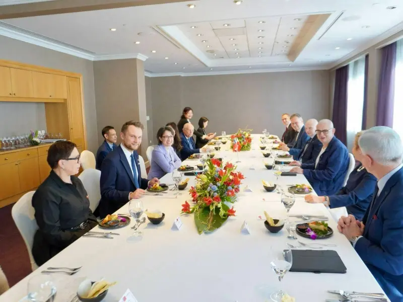 ▲蕭美琴與波蘭參議院副議長卡敏斯基（Michał_Kamiński）及國會「波台國會小組」主席圖斯科拉斯基（Krzysztof_Truskolaski）與成員午餐敘。