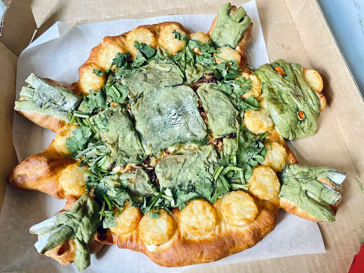 ▲必勝客「芝心雙粿草仔龜披薩」近日推出，原本被認為是愚人節的商品，不過似乎還有更厲害的在後頭！（圖／記者蕭涵云攝）