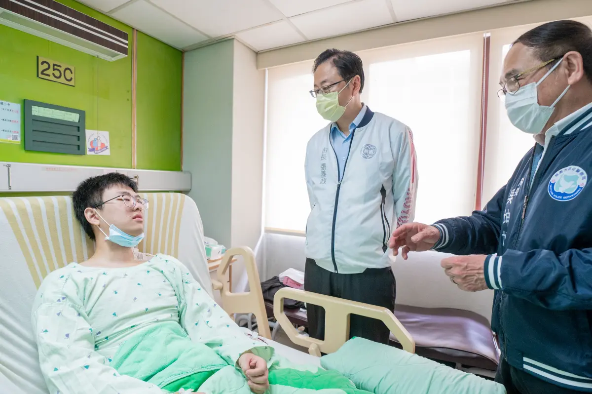 ▲ 蔡淳宇左肩中彈所幸無大礙，張善政前往醫院探望。（圖／桃園市政府提供）