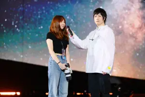 ▲冠佑女兒「小薔薇」(左)化身攝影師,為阿信與全場歌迷拍下珍貴合照。(圖/相信音樂提供) ▲冠佑女兒「小薔薇」(左)化身攝影師,為阿信與全場歌迷拍下珍貴合照。(圖/相信音樂提供)