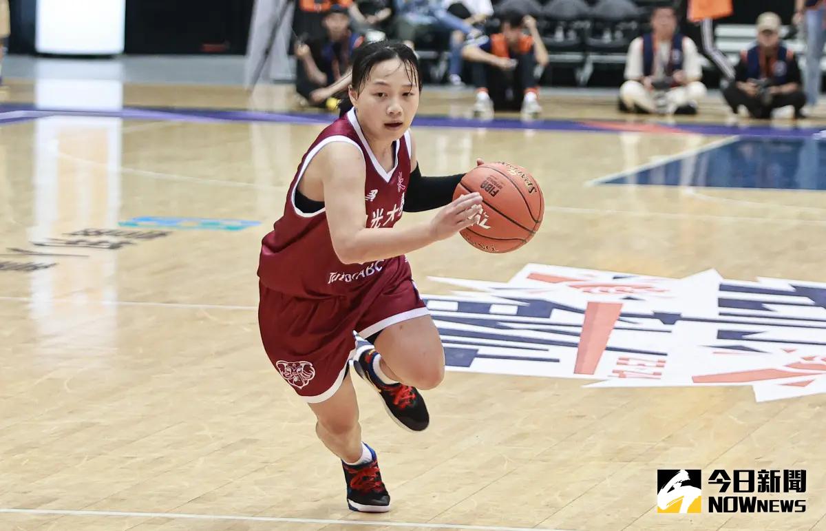 ▲佛光大學身高155公分的「小Q」梁瑜玲克服先天身高劣勢，在UBA季軍戰貢獻15分表現亮眼。（圖／記者葉政勳攝 , 2024.03.24）