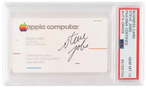 傳奇不朽！蘋果創辦人賈伯斯親簽名片近600萬元賣出　創歷史紀錄
