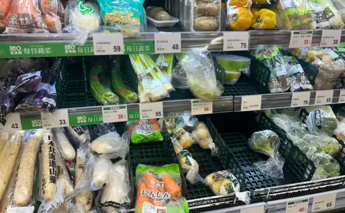 ▲全聯營業時間長加上拓點多，各種生鮮蔬果都有販售，成為許多婆媽買菜的首選之處。（圖/記者鍾怡婷攝）