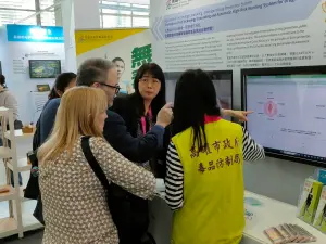 ▲毒防局長林瑩蓉親自爲Dan Ruimy市長解說取得新型專利的此系統，展示AI分析雷達圖。（圖／高市府毒防局提供）