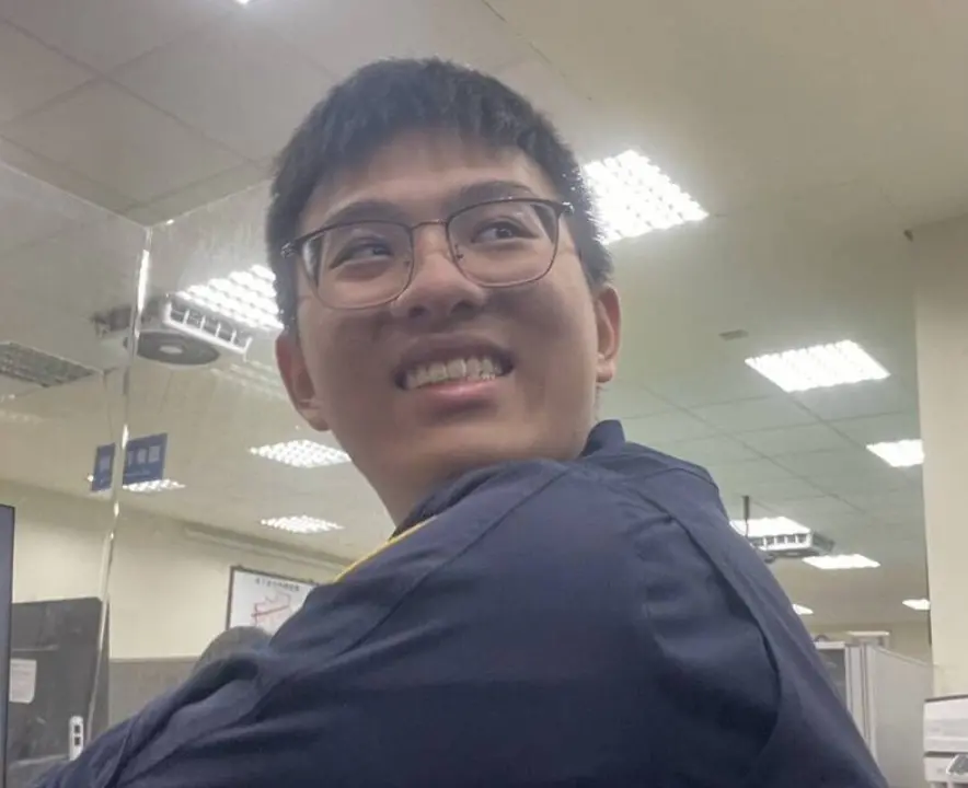 ▲22歲的員警蔡淳宇肩膀遭楊嫌開槍擊中，倒地依然奮力開12槍回擊，彈匣內子彈全部打光。稍早，蔡淳宇正面照也曝光，引發網友大讚真是「勇敢的陽光鮮肉警」。（圖／翻攝畫面）