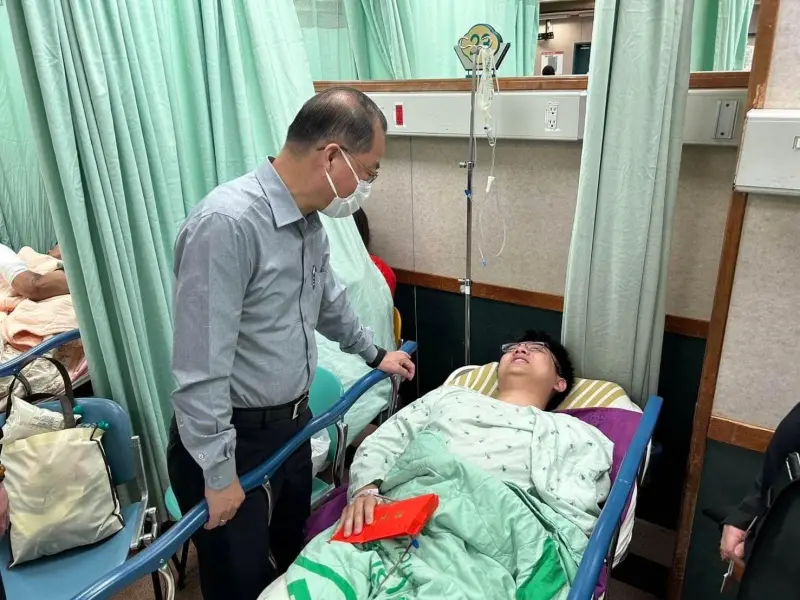 ▲警政署長黃明昭前往探視。（圖／翻攝畫面）