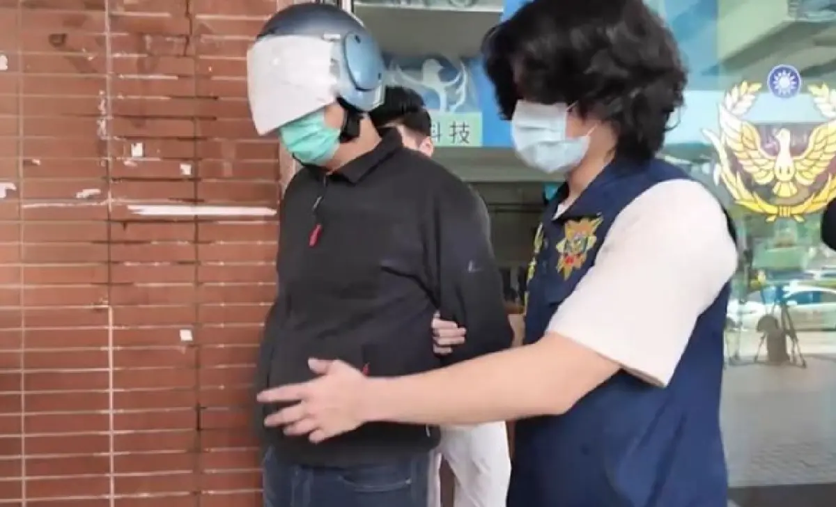 ▲43歲的楊景隆因為仇警，駕駛BMW轎車衝到桃園景福派出對大門開槍，雙方爆發警匪槍戰，檢方傍晚複訊後，向桃園地方法院聲請羈押禁見，桃園地院裁定羈押。（圖／翻攝畫面）