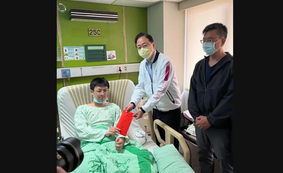 ▲22歲的員警蔡淳宇肩膀遭楊嫌開槍擊中，倒地依然奮力開12槍回擊，桃園市長張善政前往探視。（圖／翻攝畫面）