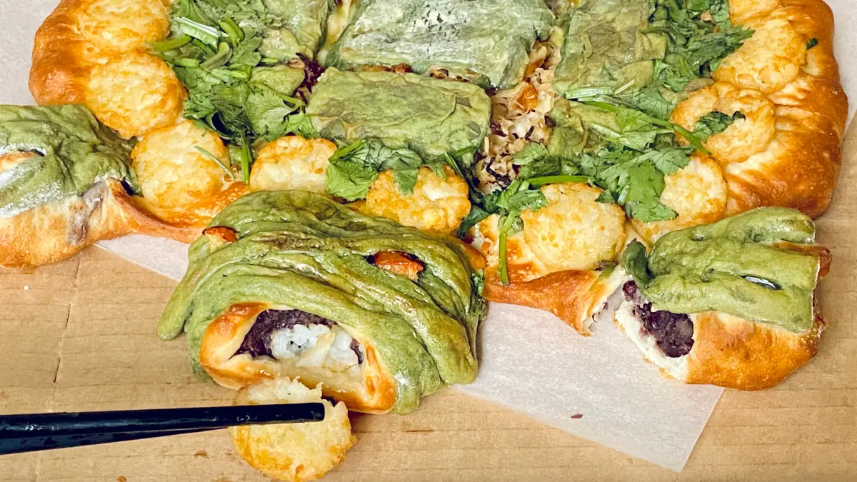 ▲必勝客烏龜造型「草仔粿披薩」今正式開賣，有店家一早就要做10幾隻，相當熱賣。實品開箱本龜長相有點「微驚悚」分食有點殘忍的感覺，真實試吃甜紅豆餡口感不膩、菜脯米還原度頗高。（圖／記者蕭涵云攝）