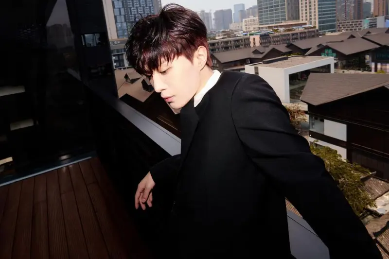 ▲范丞丞從出道以來就難甩「靠姊標籤」。(圖/范丞丞IG)