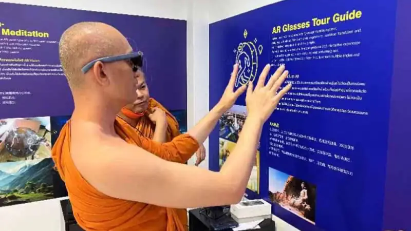 ▲體驗結合AR眼鏡的互動裝置。（圖／網龍網絡公司提供）