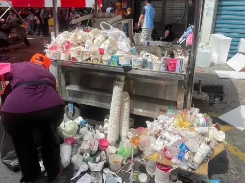 ▲白沙屯進香亂丟垃圾問題，嚴重影響在地居民生活，雖然許多民眾會自動自發隨手撿拾，但垃圾量仍難以負荷。（圖／取自北港在地生活臉書）