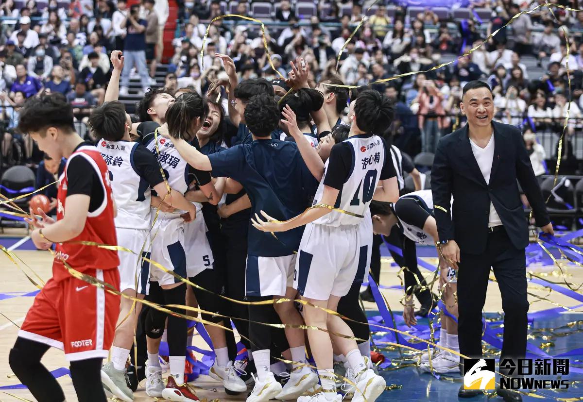▲ 世新大學女籃完成五連霸。(圖/記者路皓惟攝)