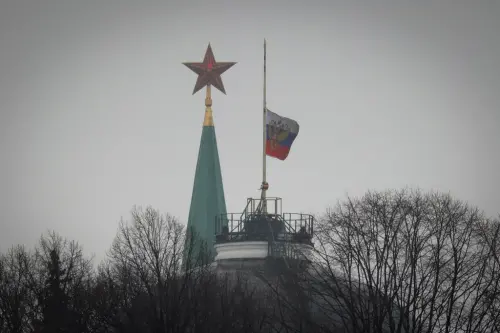 ▲▲俄羅斯莫斯科音樂廳遭遇恐怖攻擊事件，至少133人死亡。圖為聖彼得堡，人們在自發性的紀念碑前獻花，以紀念莫斯科襲擊事件的受害者。（圖／美聯社／達志影像）