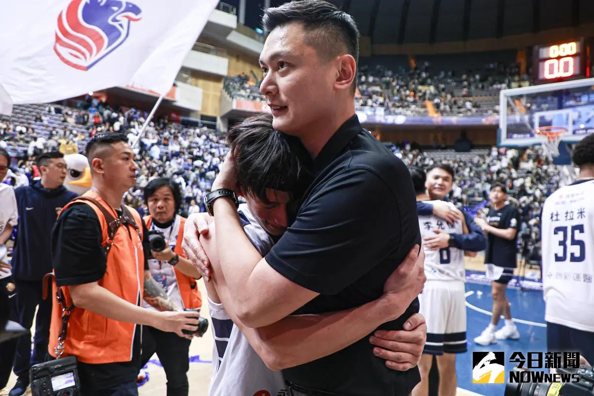 ▲政治大學莊朝勝（左）在拿下冠軍後和總教練陳子威（右）開心相擁。（圖／記者葉政勳攝 , 2024.03.24）