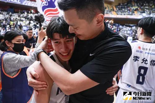 ▲政治大學莊朝勝（左）在拿下冠軍後和總教練陳子威（右）開心相擁。（圖／記者葉政勳攝 , 2024.03.24）