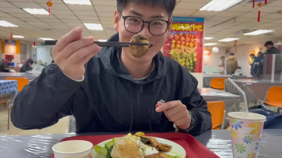 ▲陸籍Youtuber「小鐘Johnny」，就在粉絲的介紹下，發現了西門超便宜美食區。（圖／取自Youtube頻道「小鐘Johnny」）