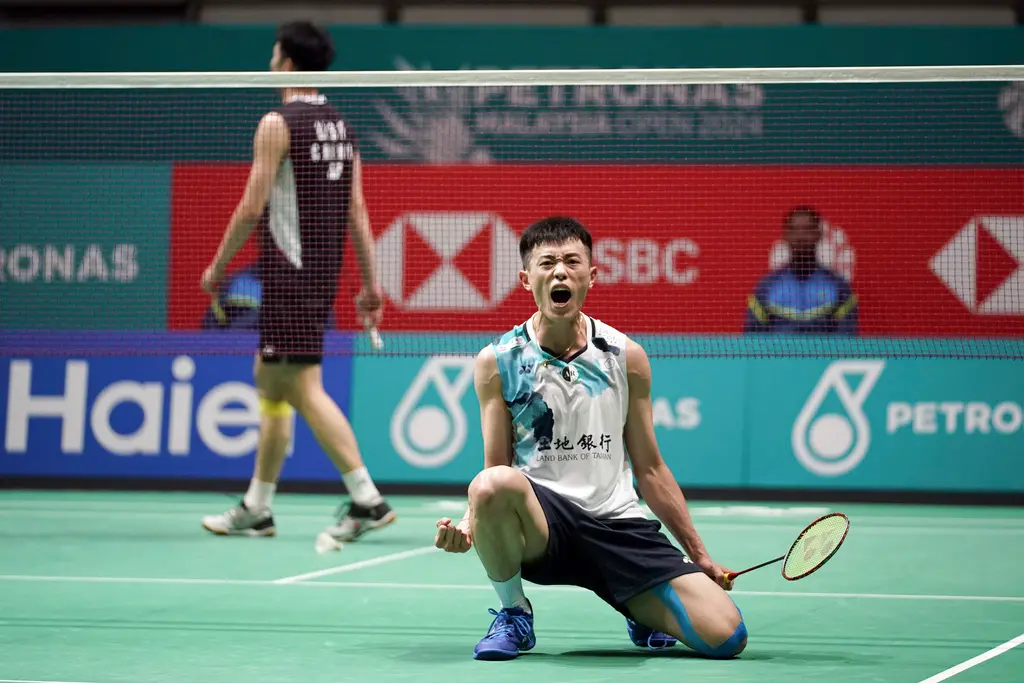 ▲台灣「左手重砲」林俊易今（24）日在超級300系列瑞士羽球公開賽，以7:21、22:20、23:21逆轉擊敗台灣一哥周天成，勇奪個人本季首冠。（圖／美聯社／達志影像）