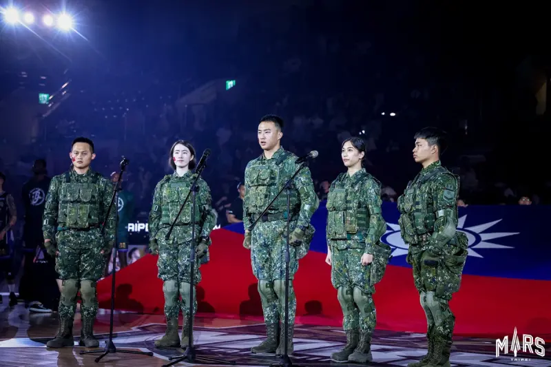 ▲臺北戰神敬軍之夜，由陸軍特種作戰指揮部領唱國歌。(左起林聖傑 中士、謝季芸 上士、范君煜 中尉、陳湘凌 中士、簡弘益 一兵)。（圖／台新戰神提供）