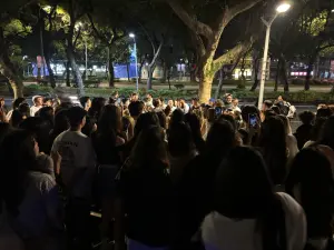 就算已接近凌晨,大批粉絲熱情不減,尤其游艾喆人氣最旺。(圖/記者廖聿偉攝) ▲就算已接近凌晨,大批粉絲熱情不減,尤其游艾喆人氣最旺。(圖/記者廖聿偉攝)