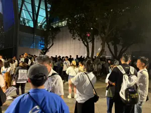 就算已接近凌晨,大批粉絲熱情不減,尤其游艾喆人氣最旺。(圖/記者廖聿偉攝) ▲就算已接近凌晨,大批粉絲熱情不減,尤其游艾喆人氣最旺。(圖/記者廖聿偉攝)