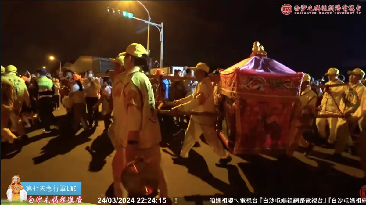 ▲白沙屯拱天宮媽祖昨日北返，彰化伸港小姊妹的家屬在車禍路口設置供品，希望媽祖鑾駕能停留賜福，但「粉紅超跑」最終僅經過並未停留。（圖／翻攝自「白沙屯媽祖網路電視台」YT）