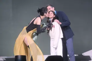 ▲梁詠琪在演唱會獻吻愛女。（圖／小金鹿娛樂提供）