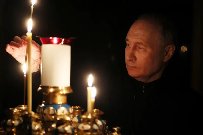 ▲俄羅斯總統蒲亭前往教堂為恐攻事件的遇難者致哀。（圖／美聯社／達志影像）