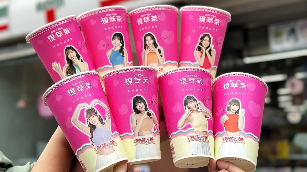 ▲中職35周年首場例行賽本周六將於台北大巨蛋開打，7-11和8位啦啦隊女神合作，超過15款商品換上限定包裝，消費滿百元就送女神文件夾。（圖／業者提供）