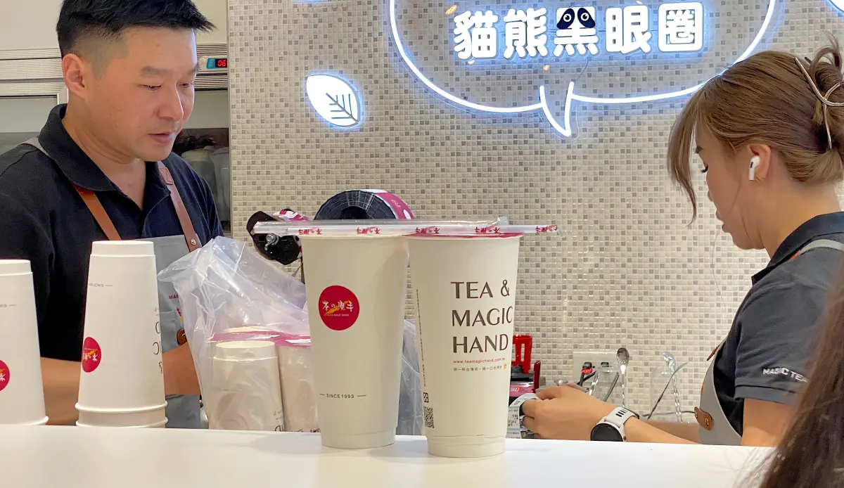 ▲手搖飲南霸天「茶の魔手」正式插旗台北慶城街1號，今起全台門市「柚香柚甜第二杯半價」優惠爽喝7天，有7種純茶口味可任選。折扣下來，相當於每杯只要45元，現省30元一杯飲料錢。（圖／記者蕭涵云攝）