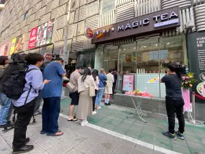 ▲茶の魔手正式北上，台北首店開幕引爆排隊人潮。（圖／記者蕭涵云攝）