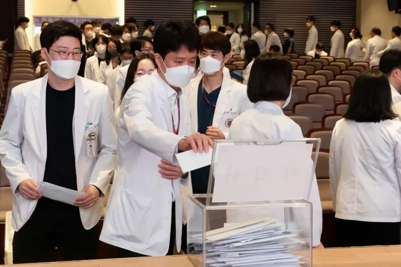 ▲韓國醫療罷工危機尚未落幕，醫學教授們上月25日起陸續提交辭呈。資料照。（圖／美聯社／達志影像）