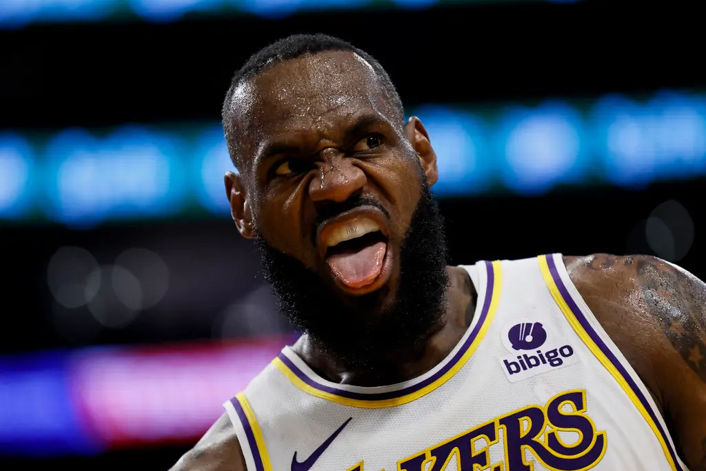 ▲「詹皇」LeBron James這一場外線手感極佳，三分球9投6中，包括第四節1分08秒拉開比翻的關鍵三分，全場猛砍42分17籃板8助攻，帶領湖人在主場以120：112取勝。（圖／NOWnews資料照）