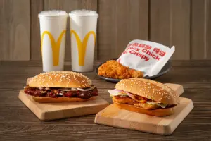 ▲麥當勞曾於2022年經典復刻「板烤鷄腿堡」、「烤汁豬排堡」限期上市。（圖／翻攝自台灣麥當勞官網）