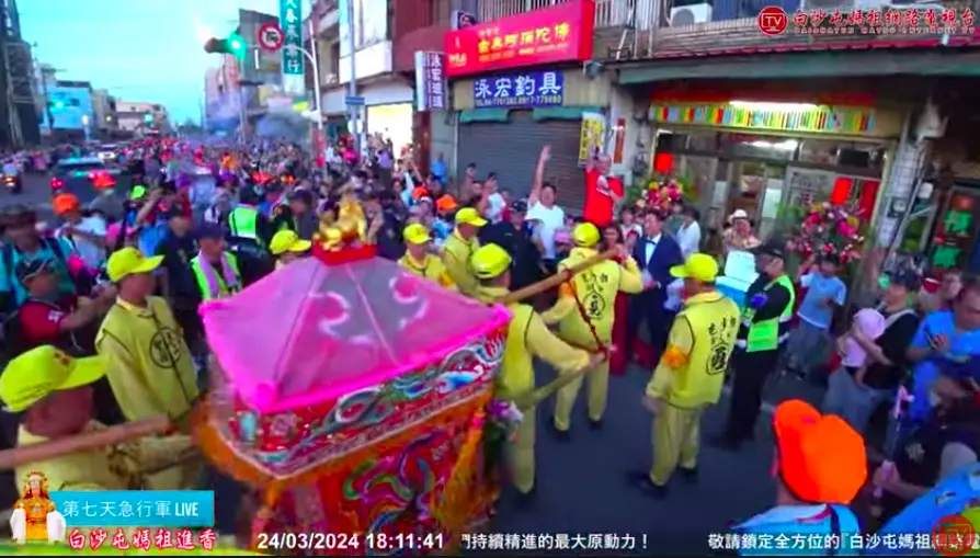 ▲白沙屯媽祖給予新人祝福，讓現場親友和信眾都相當開心、感動。（圖／翻攝自白沙屯媽祖網路電視台）