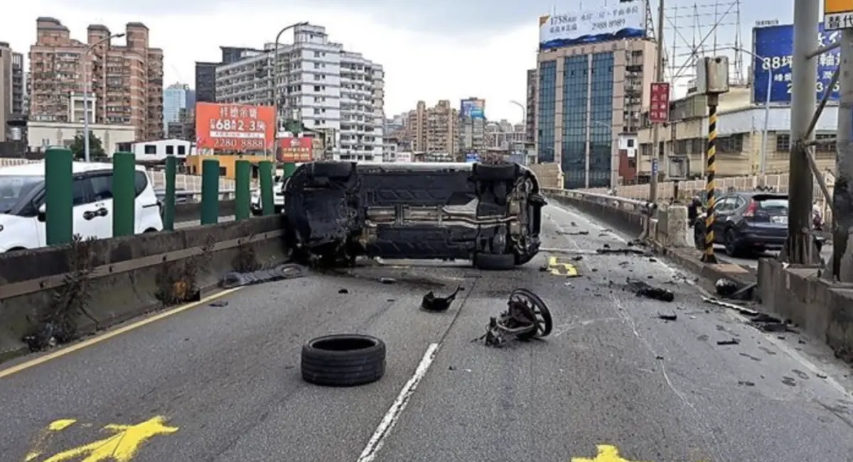 ▲今（25）日下午2時許，一名楊姓女子駕駛賓士，沿著忠孝橋由北市端上橋往三重方向行駛，楊女自撞分隔島，轎車當場翻覆，楊女一度受困在車內。（圖／翻攝畫面）