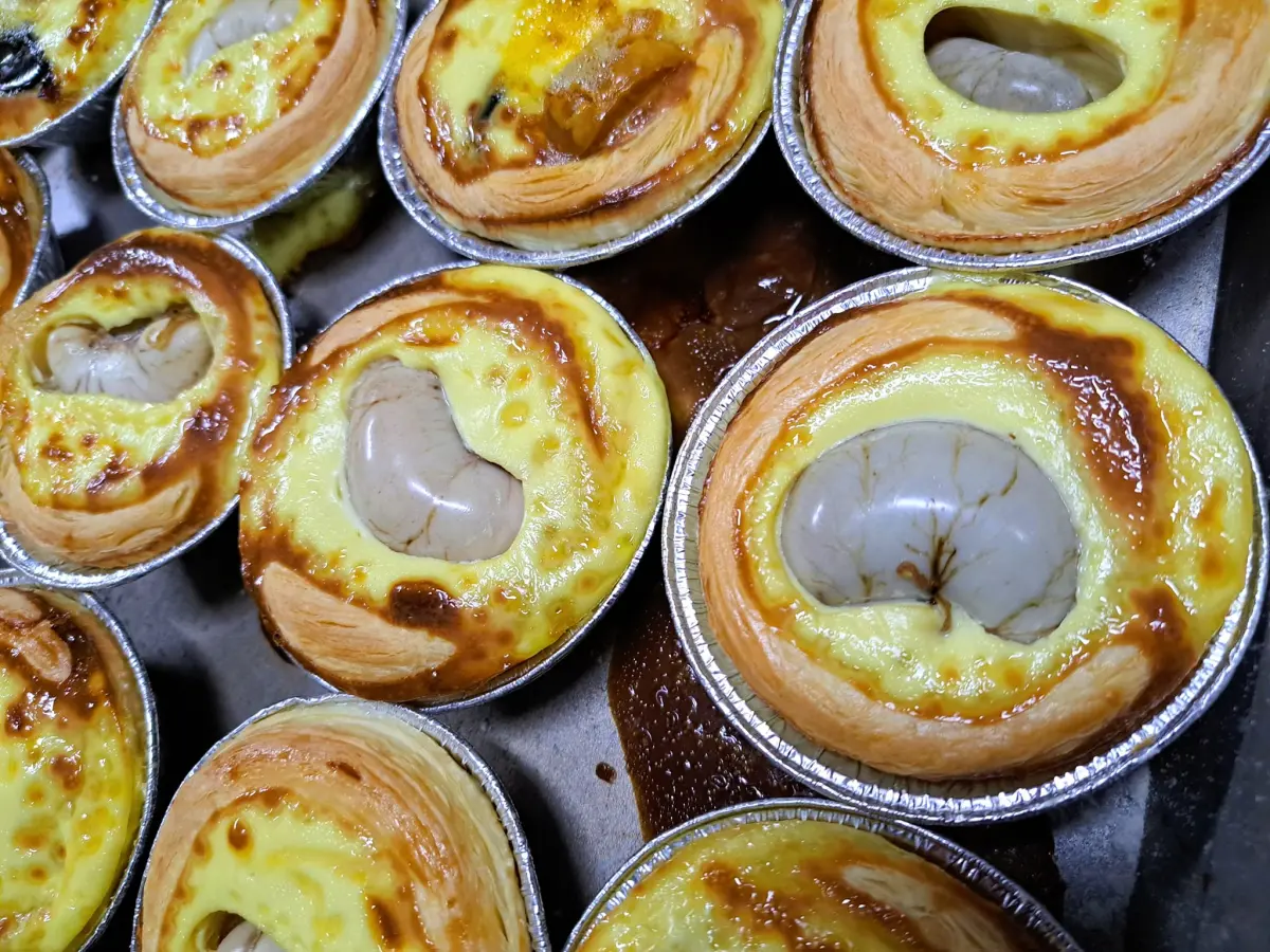 ▲超巨「雞佛蛋塔」還真有賣，使用仿土雞的雞睪丸，單顆蛋塔預估70元左右。（圖／王永德提供）