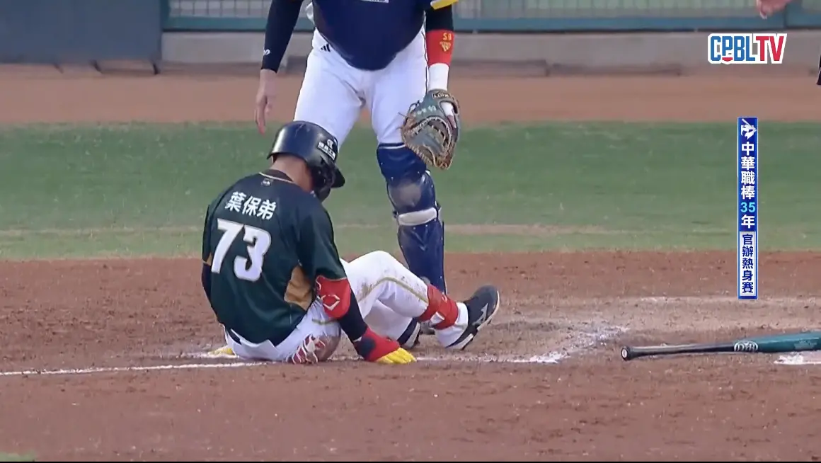 ▲台鋼野手葉保弟遭觸身球後痛苦倒地，被迫提前退場。（圖／中華職業棒球大聯盟）