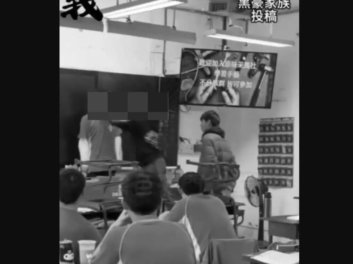 ▲花蓮一名惡劣的男學生在早自習時對著一名男同學猛甩巴掌，還用拳頭搥頭，霸凌全程被其他學生拍下來傳上網路。（圖／翻攝黑色豪門企業）