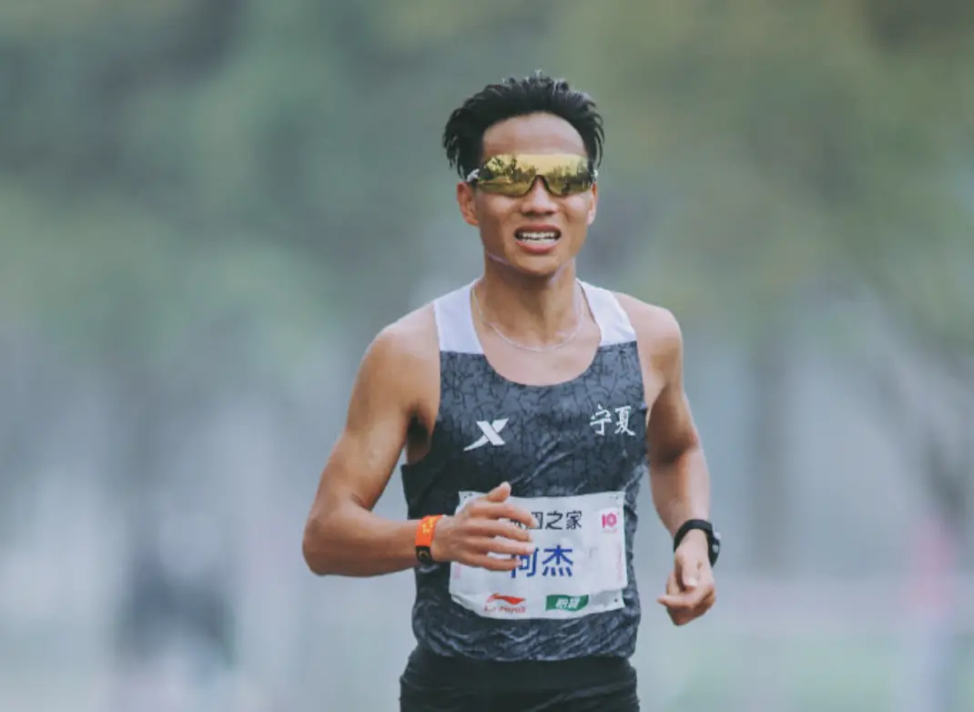 ▲中國馬拉松選手何杰曾改寫中國「5628天紀錄」，無錫馬拉松再寫下2小時06分57秒的新紀錄。（圖／翻攝自寧夏何杰微博）