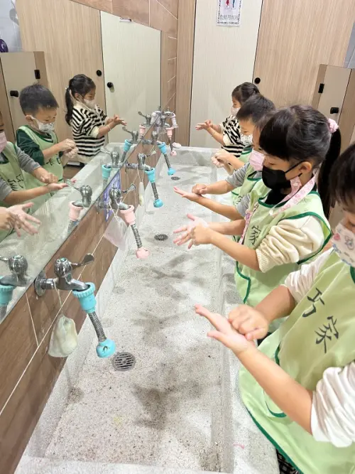 預防腸病毒「濕、搓、沖、捧、擦」的五步驟正確勤洗手 ▲預防腸病毒「濕、搓、沖、捧、擦」的五步驟正確勤洗手。(圖/屏東縣府提供)