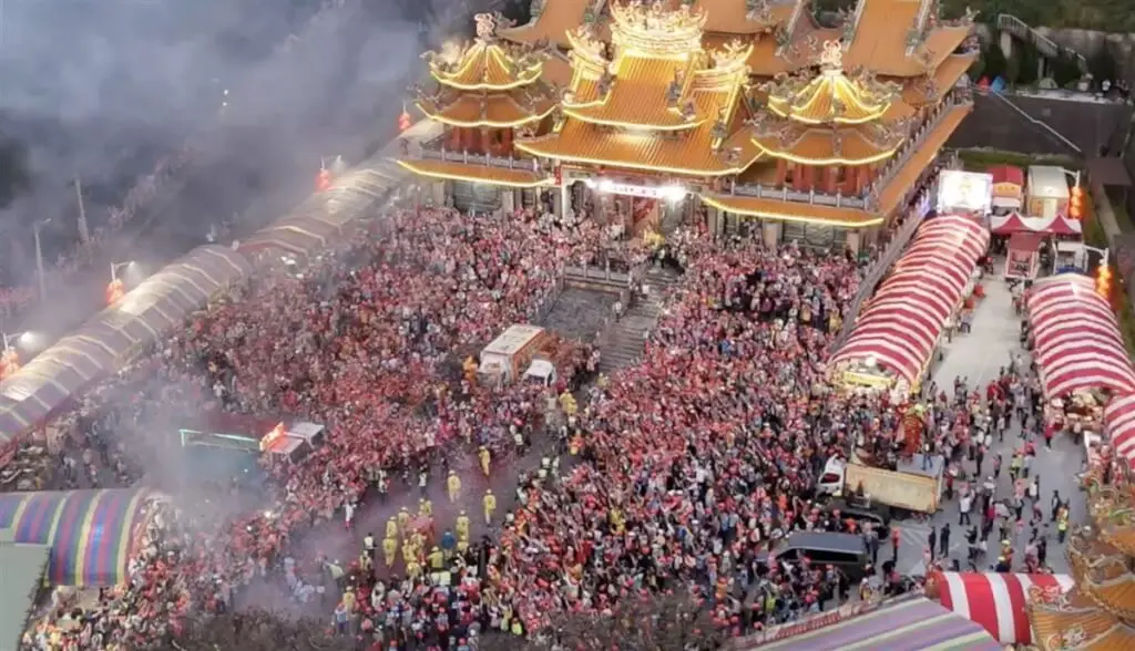 ▲2024苗栗縣通霄鎮白沙屯拱天宮媽祖徒步進香回鑾急行軍，不到34小時就從雲林北港返抵苗栗縣境，鑾轎25日晚間抵達通霄慈后宮駐駕，廣場擠滿熱情信眾，現場彩炮、歡呼聲四起。（民眾提供）中央社記者管瑞平傳真 113年3月25日