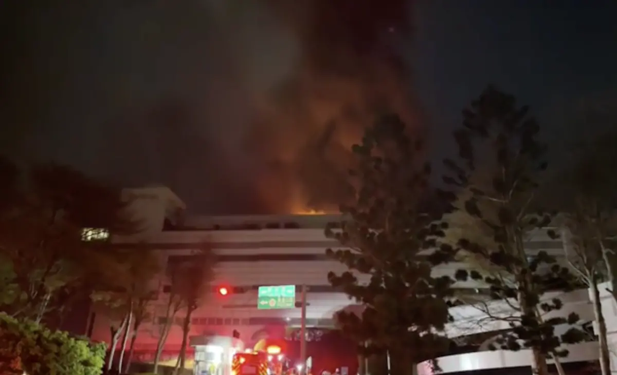 ▲25日晚間緯創資通大樓頂樓室外機冒出火光，消防局獲報後，一共出動19車46人到場灌救，發現隨後火勢從空調風管延燒到6樓。（圖／翻攝記者爆料網）