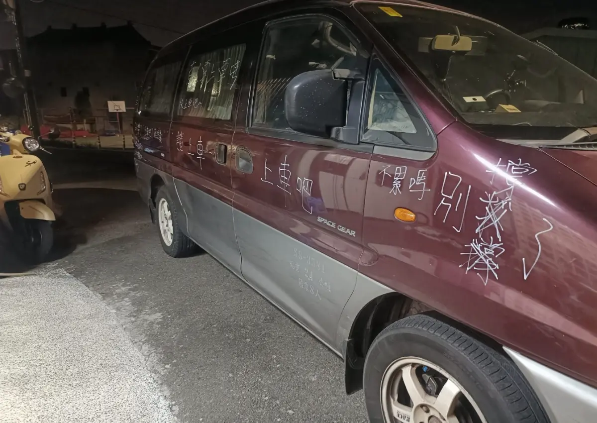 ▲一名信徒在白沙屯媽祖遶境時，將自家車輛打造成「休息專車」，結果上路三天後讓他傻眼。（圖/白沙屯媽祖全球徒步聯誼會）